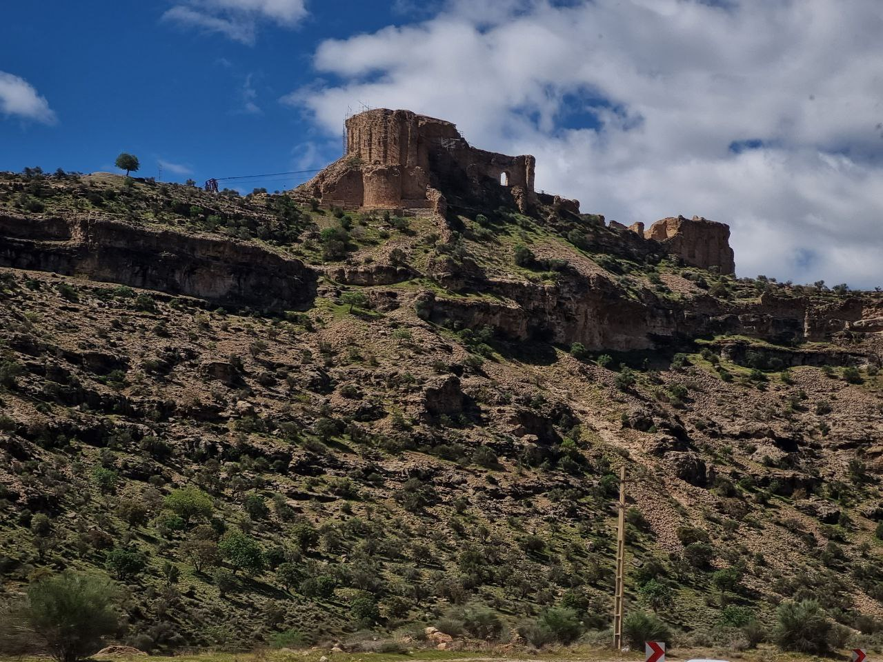 Qal‘eh Dokhtar above the valley near Firuzabad.