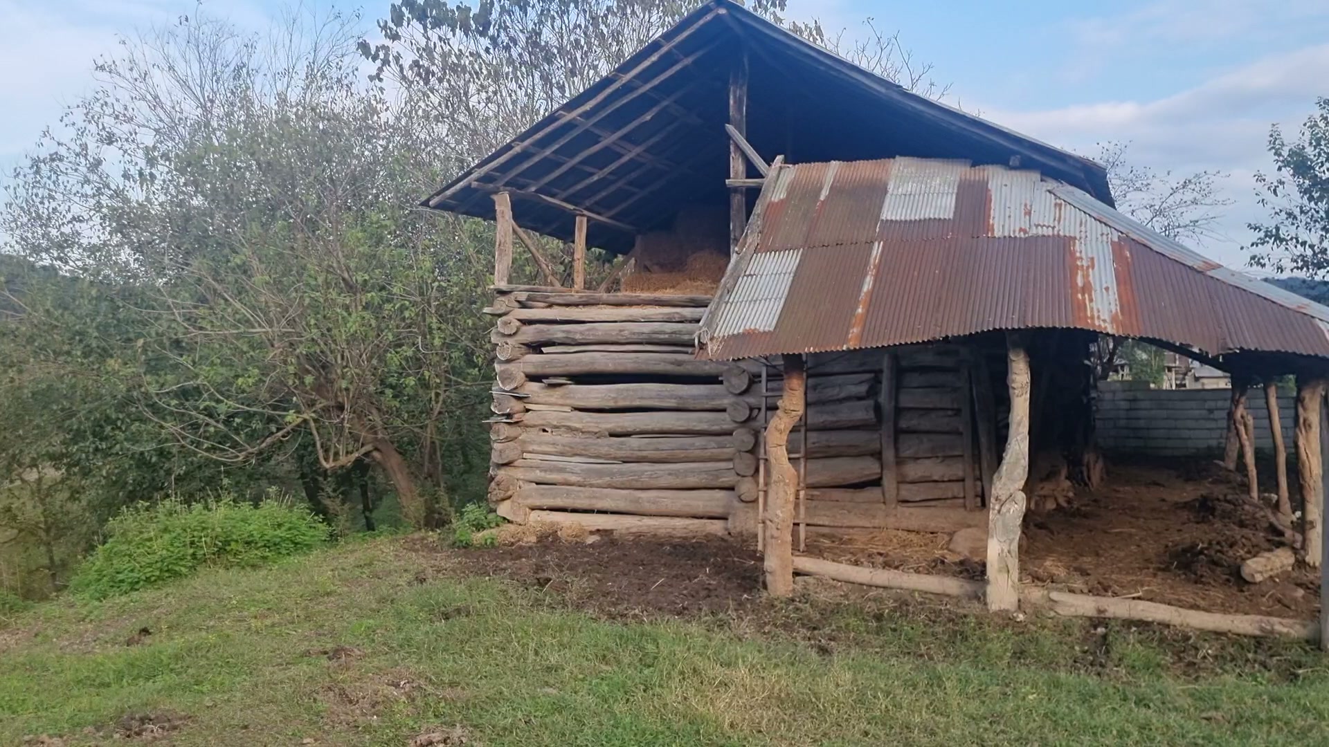 Exterior of the long-roof Telar recorded on site